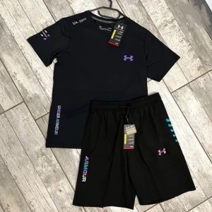 Svart under armour set - Svart t-shirt och shorts från Under Armour med färgglad logga på bröstet och textdetaljer längs sidan. T-shirten har korta ärmar och rund hals. Perfekt för träning eller sportiga aktiviteter.