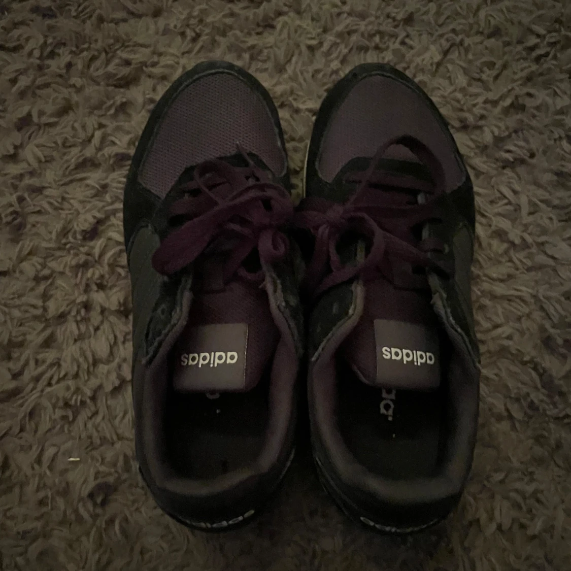 Svarta Adidas sneakers  - 1