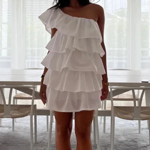 Anielle Label  - Säljer denna jätte fina klänning. Den är aldrig använd med prislappen kvar. Perfekt till studenten. Storlek S tall. Passar mig som är 174 i längden 💓