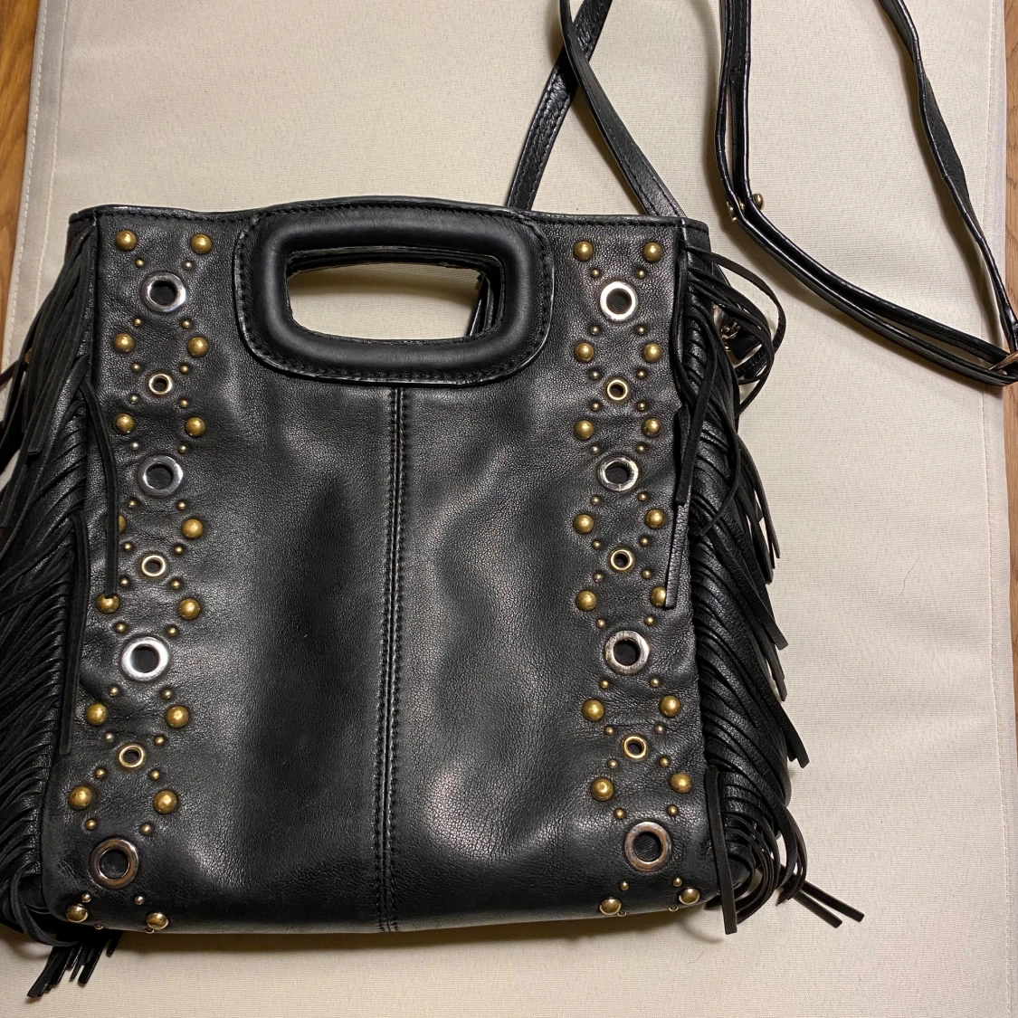 Svart axelväska med fransar och nitar - 1