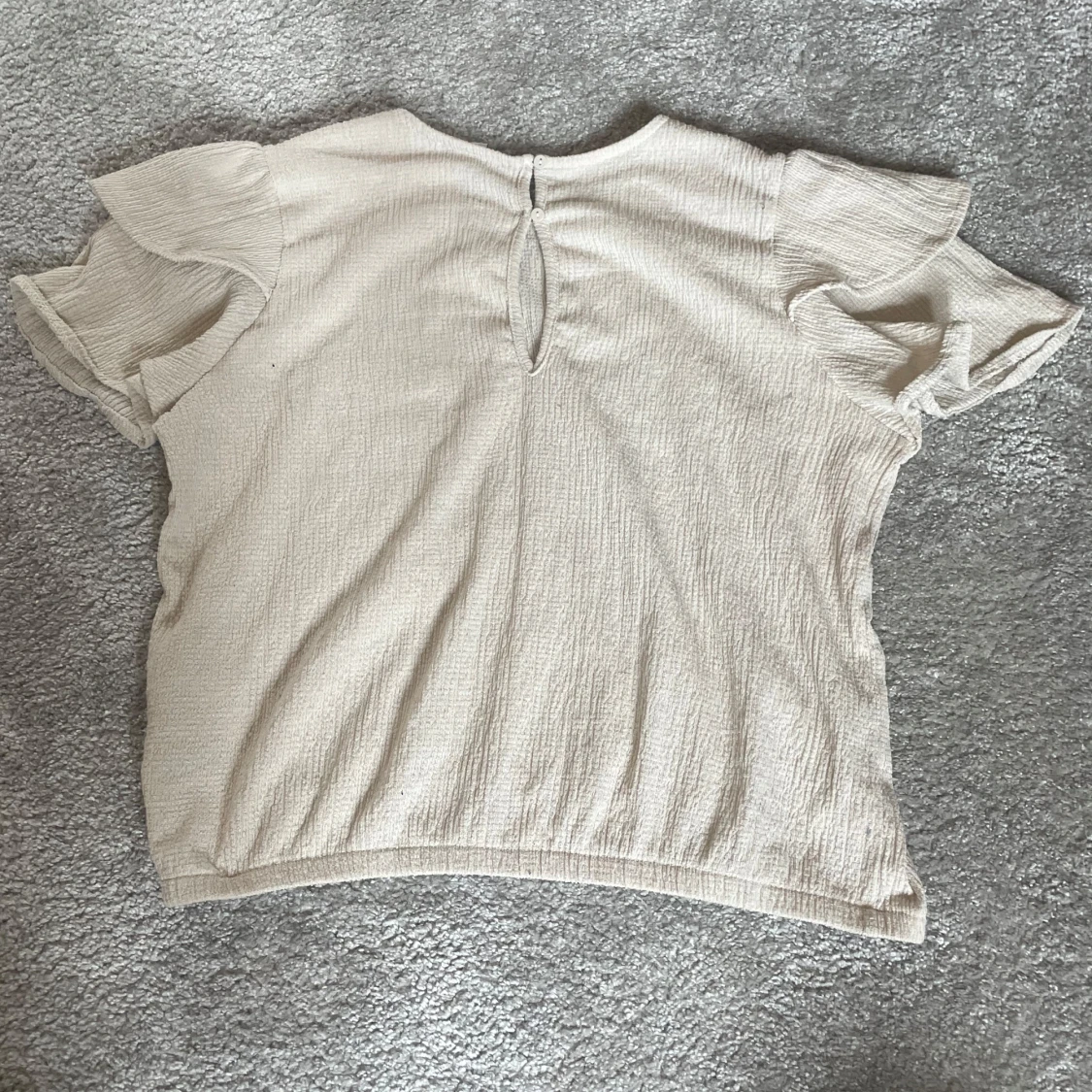 Beige blus med volangärmar  - 3