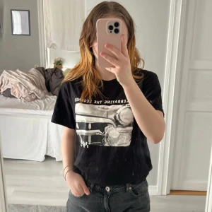 Svart t-shirt - T-shirt från dressmann i storlek herr L, men sitter som S/M på mig som har S i vanliga fall! Fint skick. Axelbredd 50cm, längd 70cm.