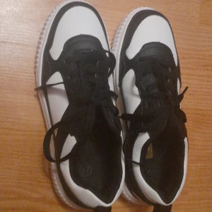 Svart-vita skor i bra skick (storlek 37) - Säljer ett par skor i bra skick (ej använda)❤️