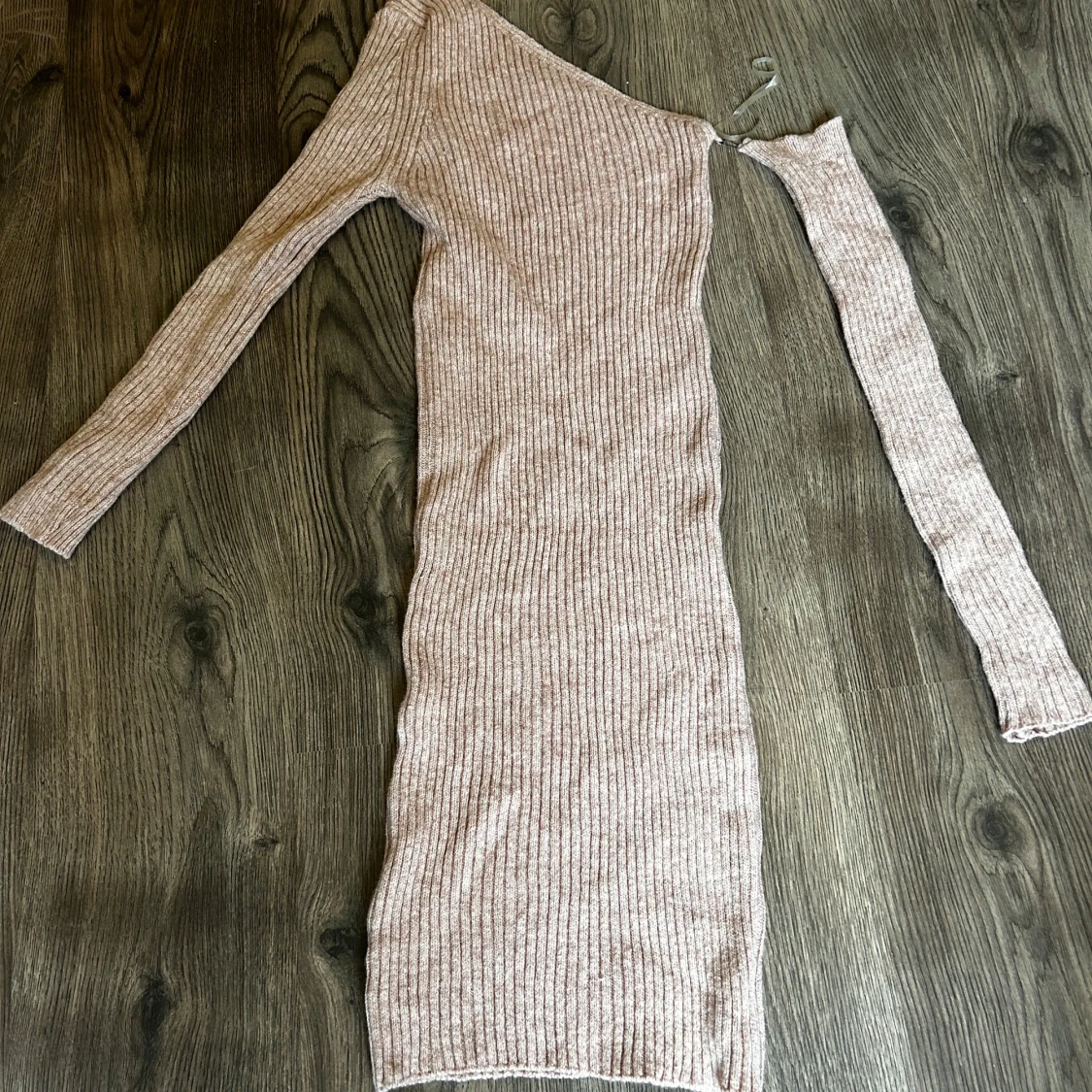 Beige ribbad oneshoulder klänning