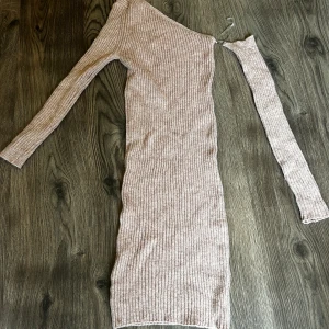 Beige ribbad oneshoulder klänning - Jätte fin klänning, bekväm där man kan ta bort ena armen eller välja att ha kvar.