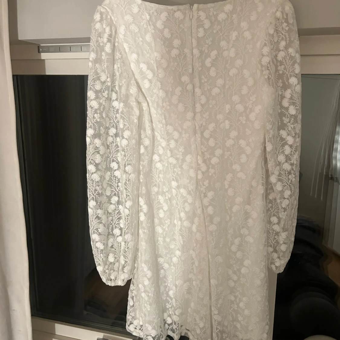 Vit blommig klänning - 3