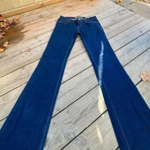 Mörkblå bootcut jeans  - Säljer ett par mörkblå bootcut jeans! Innerbenslängden-84 och midjan rakt över är- 37