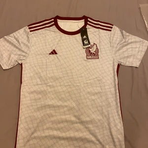 Mexiko fotbollströja från Adidas - Riktigt fint Mexkio tröja HELT NYA! 