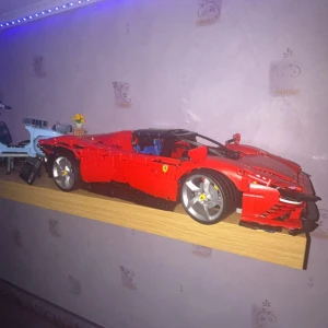 LEGO Ferrari  - Säljer en detaljerad röd LEGO Ferrari, Bilen har öppningsbara dörrar, synliga motor- och interiördetaljer samt silverfärgade fälgar. Perfekt för bilentusiaster och LEGO-samlare.