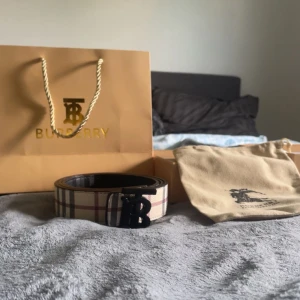 Burberry bälte - Två sidigt burberry bälte, i 115cm. Typ nästan aldrig använd och kommer inte till någon användning, men är ett jätte fint bälte och passar bra till sommaren för att lyfta upp din outfit. Finns inga fel på den alls. För mer frågor eller information skriv till mig privat.