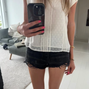 Svarta jeansshorts med fransar - Snygga svarta jeansshorts från Zara med råa franskantsdetaljer. Shortsen har medelhög midja och är perfekta för sommardagar och festivaler.💓