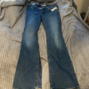 Levis superlow boot jeans  - I nyskick, använda max tre gånger. I storlek w29 som passar mig som är s-m.
