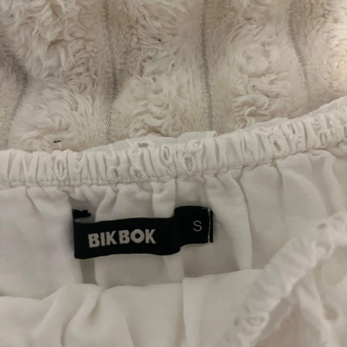 Vit offshoulder klänning från BikBok - 1