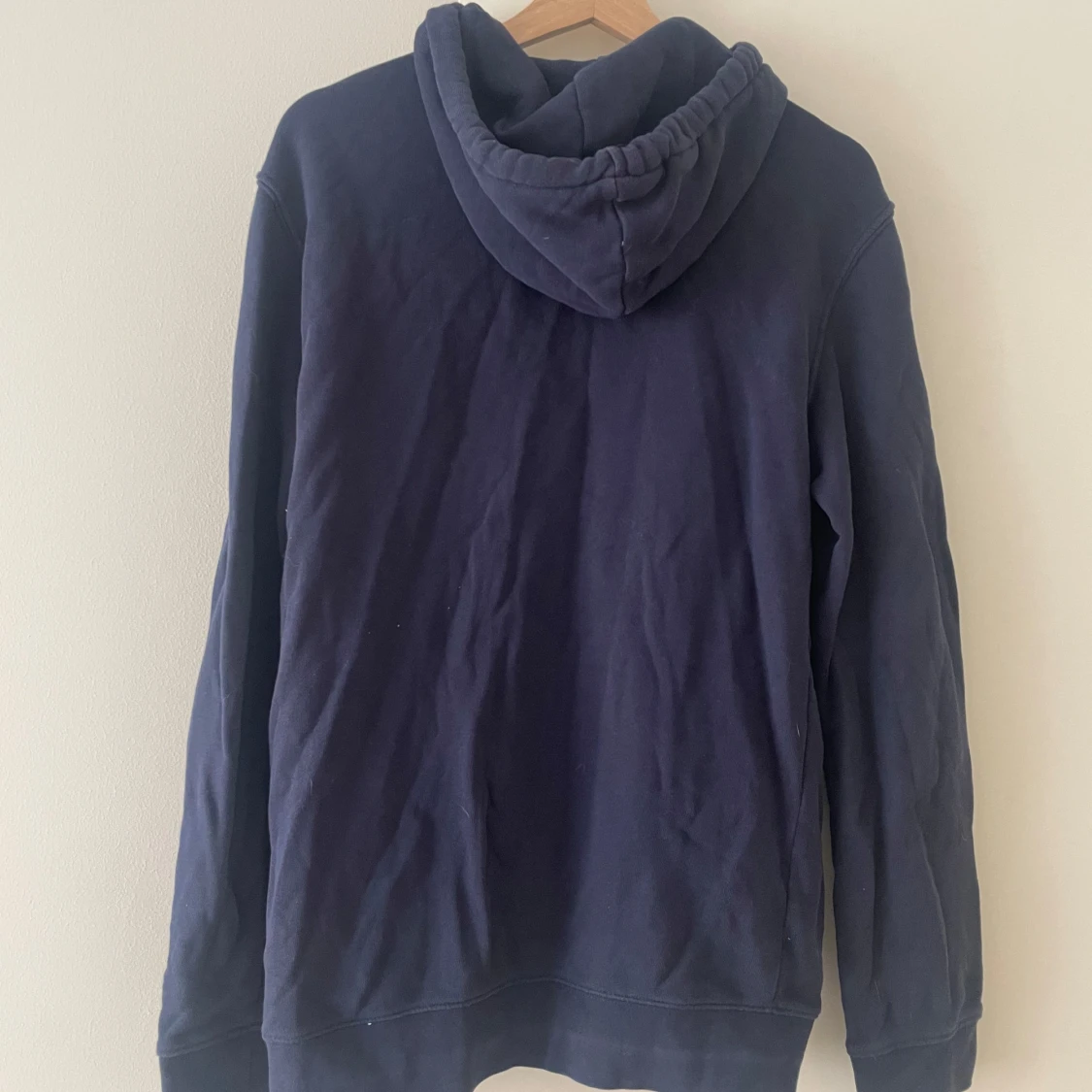 Mörkblå hoodie med dragkedja från H&M - 2