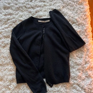 Svart stickad kofta  - En super fin stickad kofta men fina paljetter vid knapparna 🩷 storlek 140