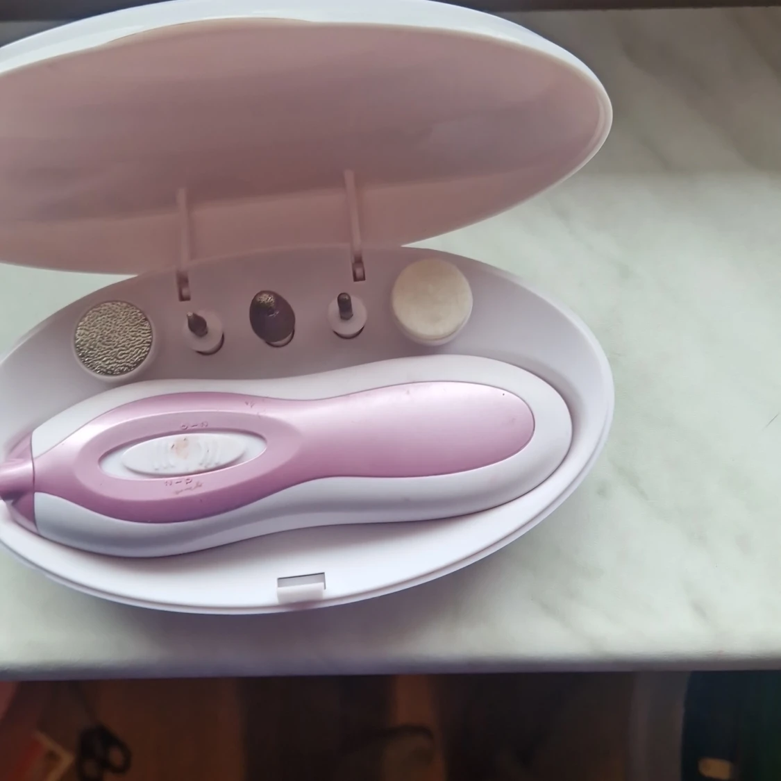 Elektrisk nagelfil i rosa och vitt med tillbehör - 1