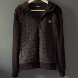 J.lindeberg cardigan - Tjena säljer denna feta J.lindeberg cardiganen i mycket fint skick, storlek S// hör av er vid funderingar 🍾🍾