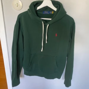 Grön hoodie från Polo Ralph Lauren - Mörkgrön hoodie från Polo Ralph Lauren. Den är storlek S och mycket bra skick. Hör av er vid intresse!!