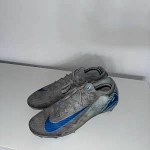  Nike Mercurial elite fotbollskor  - Säljer ett par Nike mercurial vapor elite för 999kr,  nypris 3400kr. Inga defekter på skorna. Påsen till skorna får du med dig vid köpet. Storlek 44