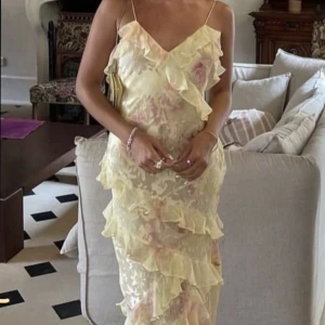 SÖKER DENNA KLÄNNING!! - söker denna ljusgula blommiga klänning i storlek s eller m.  