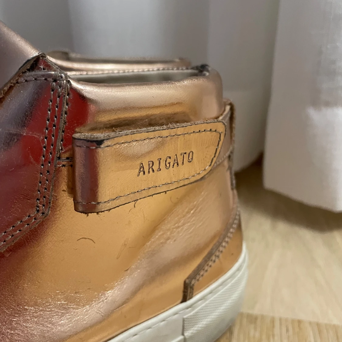 Metallic rosa sneakers från Axel Arigato - 2