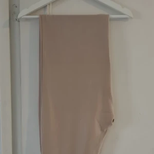 Beige kostymbyxor från Bik Bok! - Jättesnygga och mjuka beige kostymbyxor från Bik Bok med en diskret dragkedja i sidan. (Fann defekt på vänster ben, se bild, därav priset)