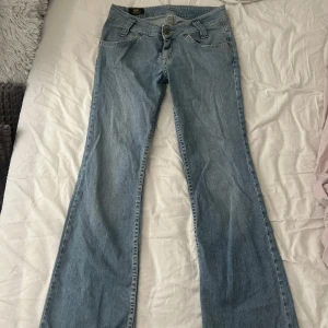 Ljusblå bootcut jeans från Lee - Säljer ett par ljusblå jeans från Lee med bootcut-passform. Klassisk femficksmodell med låg midja. W29 L31