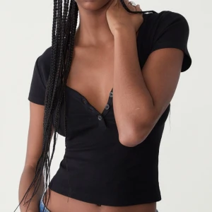 Topp med knappar - Topp från stradivarius i storlek m. endast provad. använd ”köp nu” 25/5-2025