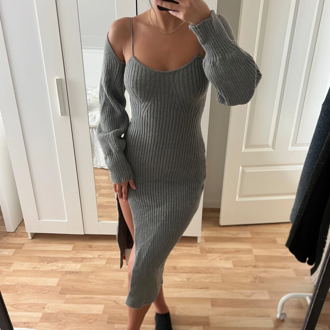 Grå ribbad långklänning med slits