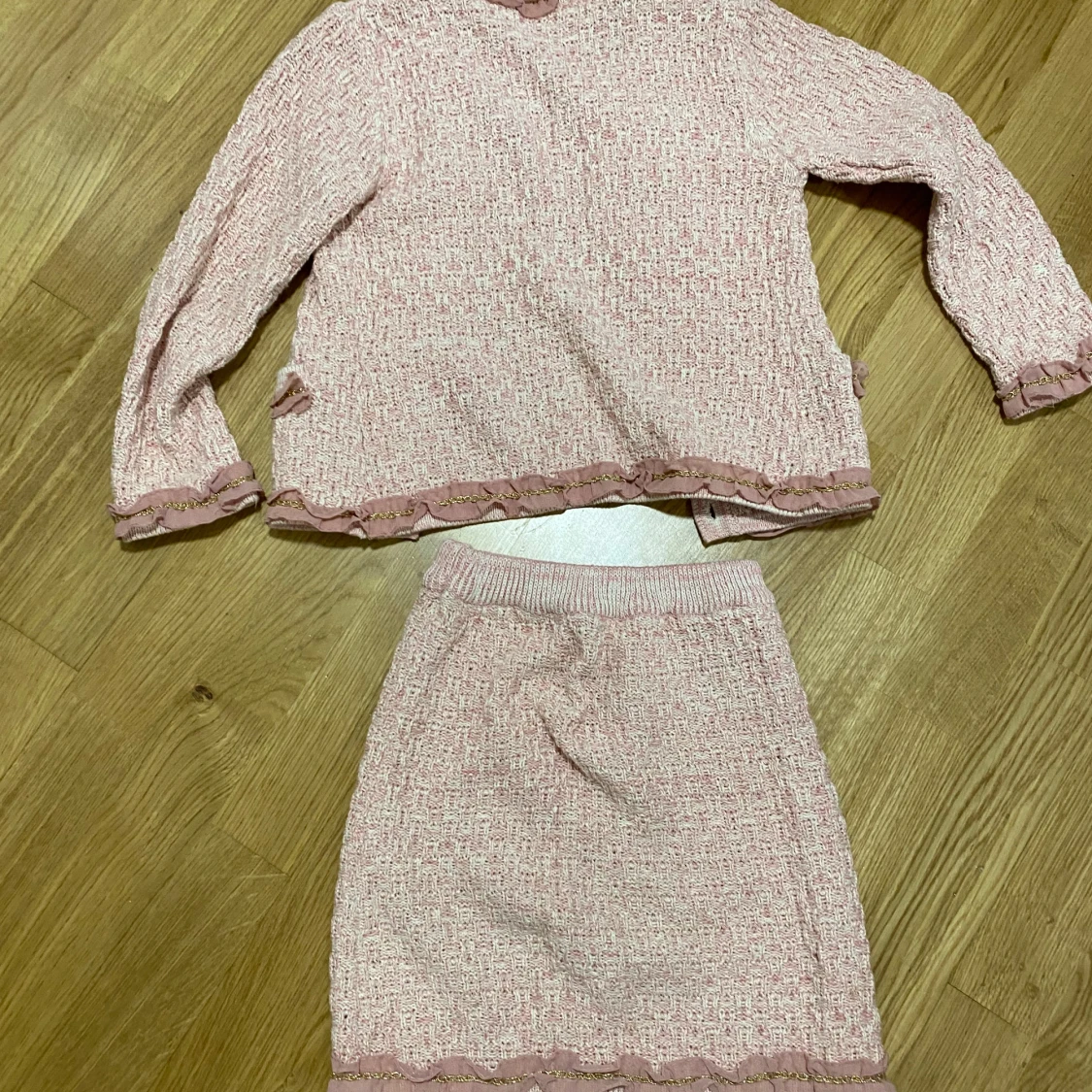 Rosa tweed kostymset med volangdetaljer - 1