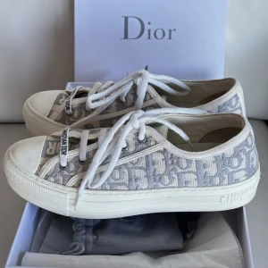 Christian Dior Skor - Säljer ett par grå och vita sneakers från Christian Dior. Snygga och perfekta nu till sommaren. Kommer bli nya trenden inför sommaren!🤩Storlek på skorna är: 37 och skicket är så gott som nya! Hör av dig vid frågor🙏💕