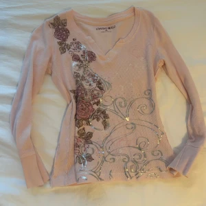 Ljusrosa långärmad topp med blommor och glitter - Vintage långärmad topp! Färgen är mer ljusrosa än på bildena💘storlek s/m! Använd köp nu funktionen❤️