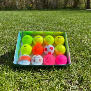Färgade/special golfbollar - Säljer en ask med tolv golfbollar i olika färger och märken. Bollarna är neonfärgade i gult, orange, rosa och vitt, vissa med mönster som fotbollsbollar. Perfekt för dig som vill synas på golfbanan! A-klass. 12- pack.
