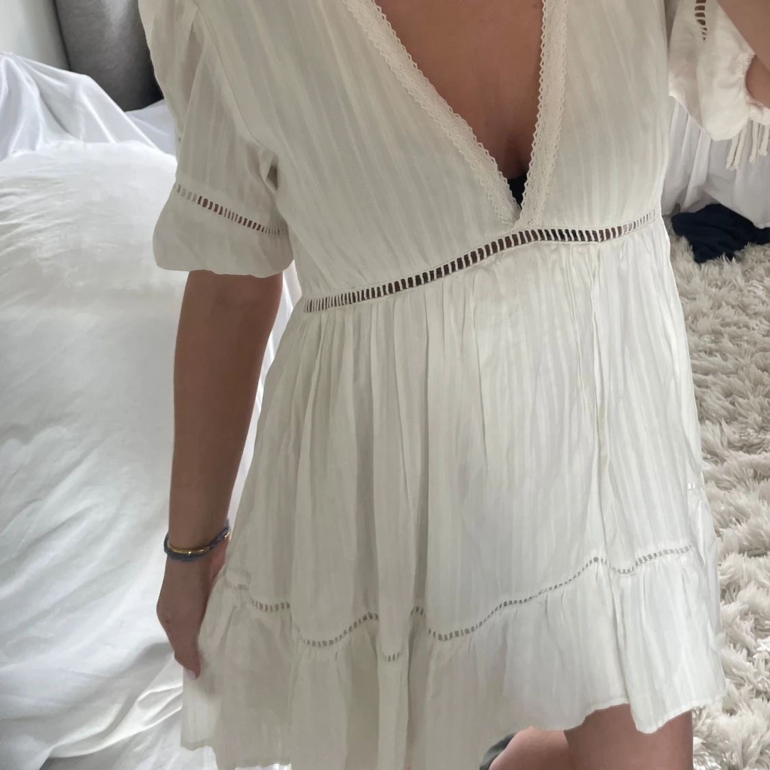 Vit kortklänning med spetsdetaljer - 1