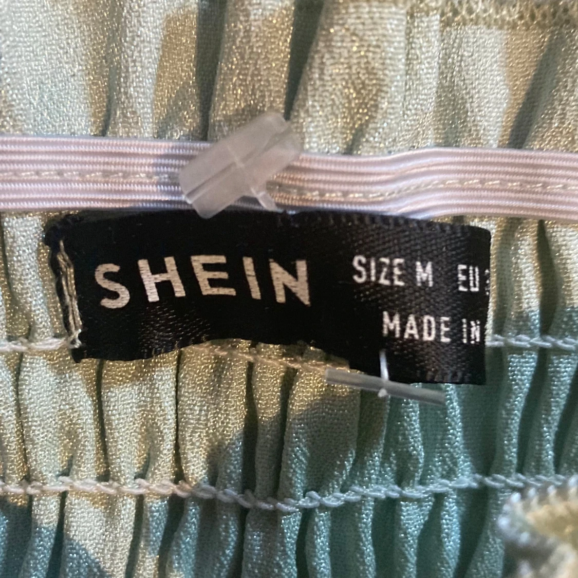 Ljusgrön satinblus med puffärmar från SHEIN - 1