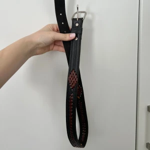 Unikt bälte - Bälte i äkta läder med detaljer. Längd till första hälet: 66 cm. Längd till sista hälet. 85 cm