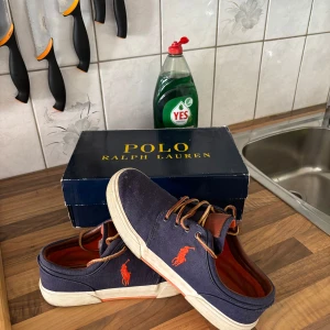 Ralph Laurent  - Tja, säljer ett par fina Ralph Laurent skor, de är i storlek 41, dem är inte alls slitna men de är tyvärr försmå för mig. Tveka inte på att höra av dig💫🍾