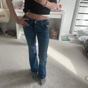 Blå bootcut jeans med låg midja - Säljer ett par blå bootcut jeans med låg midja!!