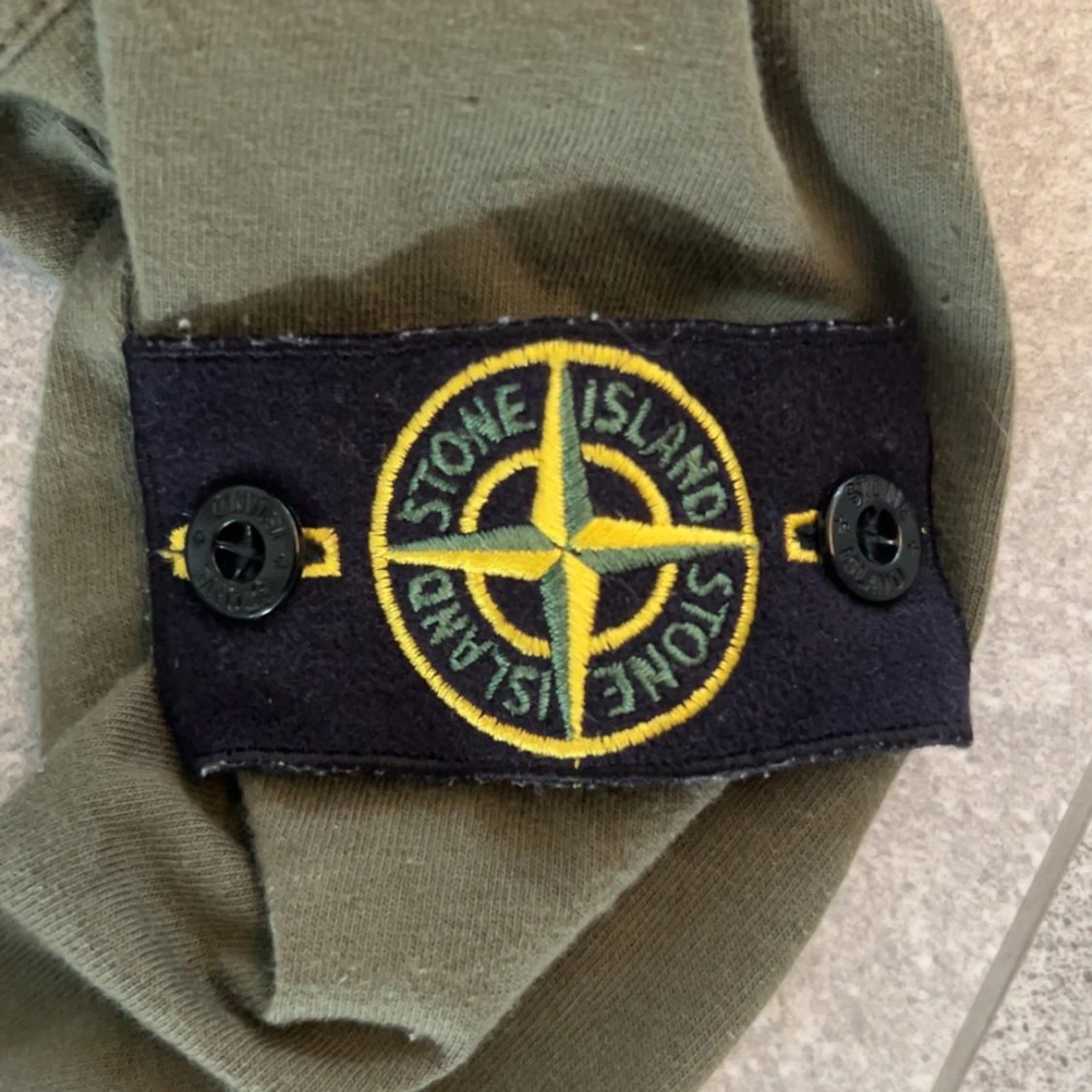 Olivgrön långärmad tröja från Stone Island - 3