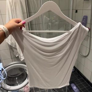 Helt ny topp - Halv off shounder topp från nakd 