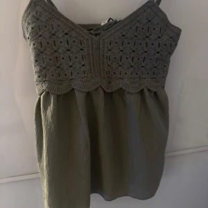 Grön topp  - Supersöt grön linnetopp grön stradivarius. Aldrig använd🥰🥰