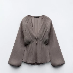 Populär Zara blus - Helt slutsåld Zara blus som jag köpte för ett tag sen, använt max 2 gånger då den inte riktigt passar min stil. Jättevacker!🤗