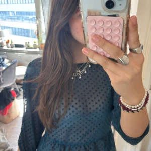 genomskinlig festblus  - jättefin mörkblå genomskinlig fest topp!! 