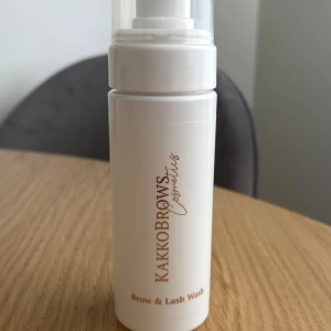 KAKKOBROWS Brow & Lash Wash - En vit flaska med pump från KAKKOBROWS, speciellt framtagen för att rengöra ögonbryn och ögonfransar. Säljs den eftersom köpte fel så den är helt oanvänd. Den är 250 ml