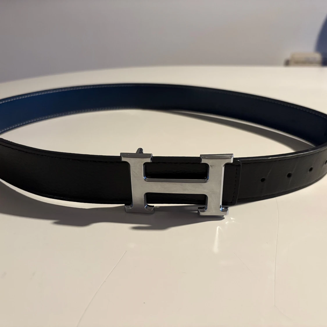 Svart skärp med silverfärgat H-spänne  - 1