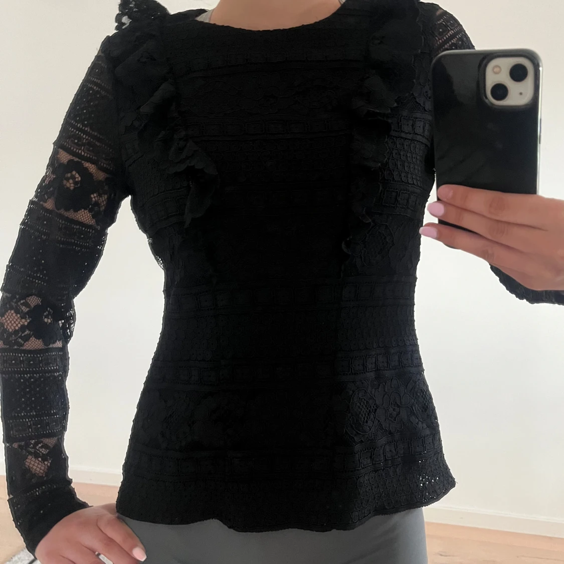 Svart spetsblus med volangdetaljer - 4