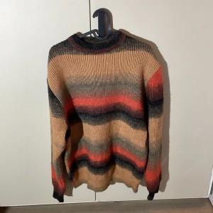 Randig stickad tröja från Zara - Stickad tröja från Zara. Använd ett fåtal gånger. 200kr