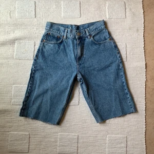Jeansshorts - Säljer ett par längre jeansshorts från jumpyard storlek xs. Är ett par avklippta jeans