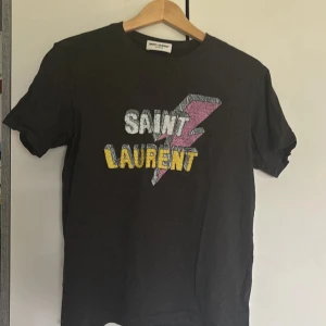 Saint Laurent tshirt - Saint Laurent tshirt i storlek small, bra skick; 9/10. Skriv vid frågor och funderingar!