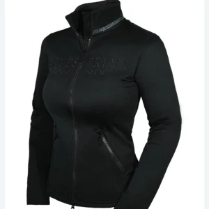 Svart jacka från Equestrian Stockholm - Snygg svart jacka från Equestrian Stockholm med en glitterdetalj på kragen. Finns inte kvar att köpa längre. Storlek Xs men passar S, använd ett fåtal gånger och är i ett fint skick. Det går bra att använda köp nu💕